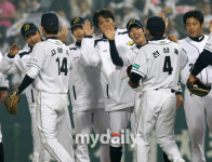 [MD포토] 두산 1차전 승리 미소로 활짝