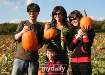 가수 윤상, 아들과 함께한 가족사진 첫 공개