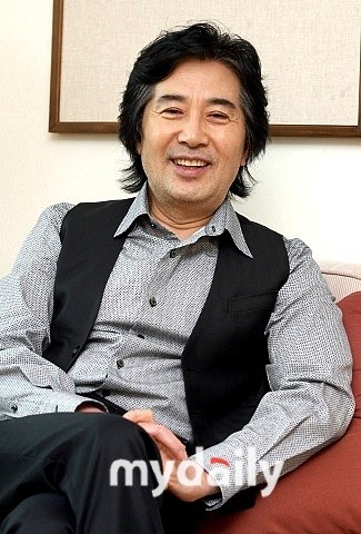 배우 김윤석, HB엔터와 전속계약 체결! 기대와 관심 집중!