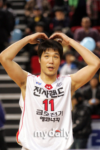 [MD포토]사랑의 하트 그리는 서장훈, '여러분 사랑해요!'
