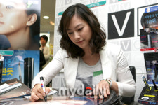 [MD포토] 신애, 팬에게 드릴건데 예쁜 사인해야죠