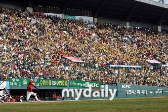 '올해도 흥행대박' 프로야구, 최소경기 100만 관중 눈앞