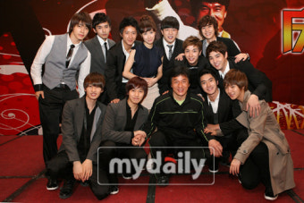 슈퍼주니어, 성룡과 中 콘서트서 6만 관객 매료