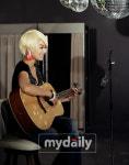 [MD포토] 기타 든 신민아, 러브홀릭 객원보컬?
