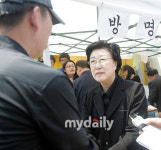 [MD포토]자원봉사자 격려하는 한명숙 장례위원장…봉하빈소