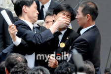 [MD포토] 이명박 대통령에 사죄하라 소리친 백원우 의원(盧 영결식)