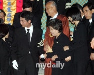 [MD포토]손 맞잡은 권양숙, 노건호, 노정연 편히 쉬세요