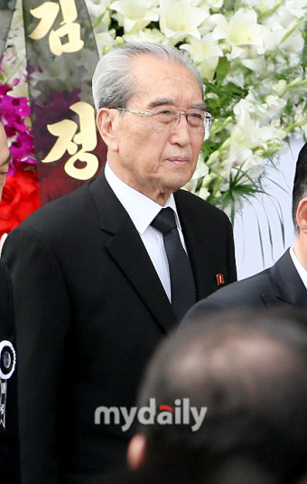 [MD포토] 김기남 노동당 비서, '평양에서 조문 왔습니다'