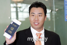 [MD포토]밝게 웃는 이범호, 소프트뱅크 활약 기대하세요