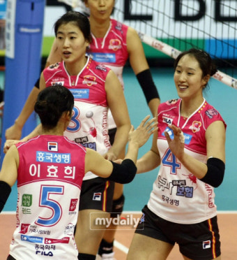 '황연주 22득점' 흥국생명, 도로공사에 3-2 진땀승