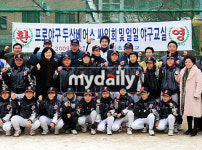 두산 홍상삼 등 4명, 영일초 일일 야구교실 참가