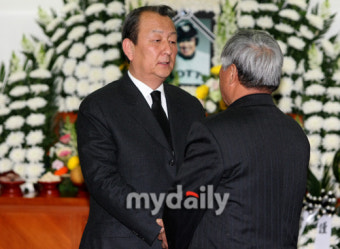 [MD포토] 유영구 총재 '故임수혁 유가족 위로'