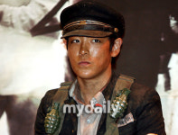 [MD포토] 탑 학도병으로 변신했어요…포화 속으로