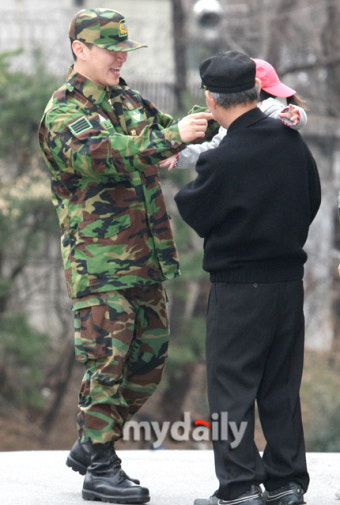 [MD포토] 양동근 '부친과 조카 축하받으며 전역'