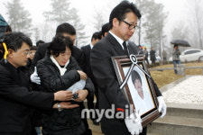 [MD포토]빗속 누나 옆으로 옮겨지는 故 최진영…양평 갑산공원