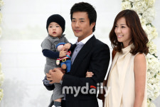 [MD포토] 권상우-손태영, '붕어빵 아들과 결혼식 나들이'