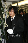 [MD포토] '어머니 운구행렬 따르는 아들 전영록'