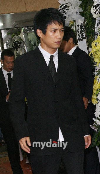 [MD포토] 어두운 표정으로 들어오는 김원준…박용하 빈소