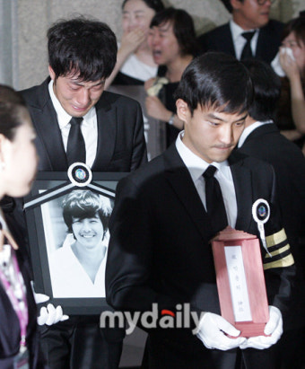 [MD포토] 영정사진 들고 오열하는 소지섭
