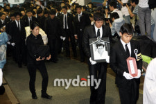 [MD포토]성남 영생관리사업소로 들어서는 故 박용하