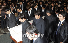 [MD포토] 故 박용하 운구 영생관리사업소에 도착