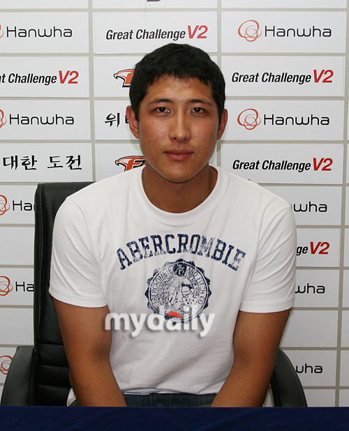 롯데, 신외국인 투수 벨라스케즈의 데뷔전 부진…팬들의 궁금증 높아져