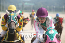 김태희, 말타는 모습도 여신?…영화 그랑프리 스틸컷