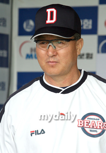 [MD포토] 김경문 감독 '오늘은 어떤 작전으로 이길까'
