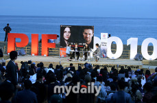 [MD포토] 푸른 바다를 배경으로 감독 배우의 오픈토크