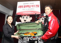 이병규, 사랑의 음악학교에 악기 지원금 전달