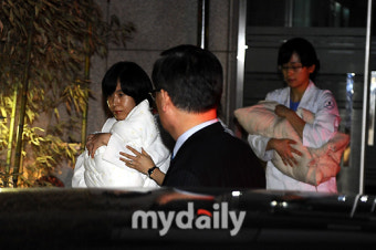 [MD포토]이영애와 함께 퇴원하는 쌍둥이 자녀들