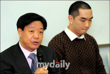 [MD포토] 기자회견 갖는 크라운J