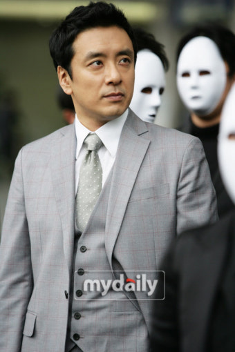 김승우, '수트' 자체 제작…카리스마 호텔리어 변신