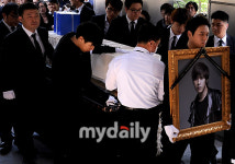 [MD포토]화장로로 옮겨지는 故 채동하…벽제승화원