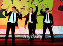 [MD포토] 우영-준호-찬성 손 머리 위로