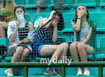 [MD포토]군산 미녀들, 야구공이 무서워