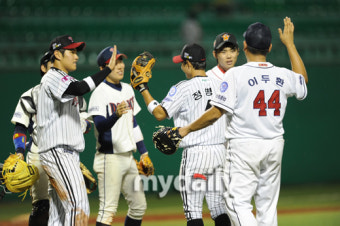 [MD포토]퓨처스리그 올스타전 승리한 북부팀