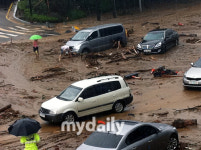[MD포토] 토사로 엉망된 남부순환도로 [중부 물폭탄]
