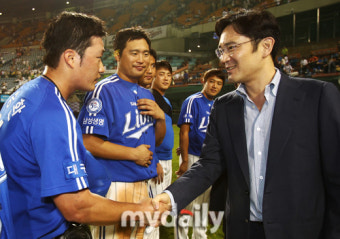 [MD포토] 이재용 사장 '마무리는 역시 오승환'
