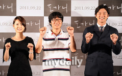 [MD포토] 공유-정유미-황동혁 감독 