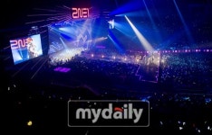 진짜 놀줄 아는 2NE1, 4000명과 제대로 놀았다