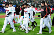 [MD포토] 고개숙인 롯데 선수들, 내년에 뵙겠습니다
