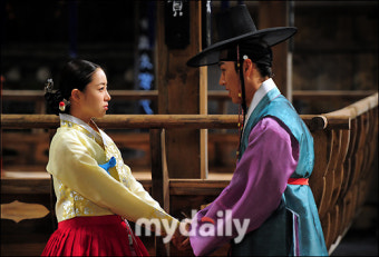 [MD포토] 함은정-백성현, '손 꼭 잡고~'