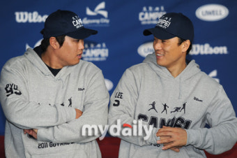[MD포토]류현진-이승엽, '저한테 홈런은 힘드실꺼에요'