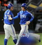 [MD포토] 최형우 영섭아, 잘했어