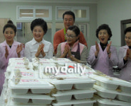 이충희·최란, 한빛맹학교에 직접 만든 사랑의 도시락 180개 전달