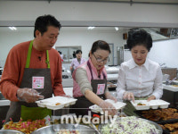 이충희·최란, 한빛맹학교에 직접 만든 사랑의 도시락 180개 전달