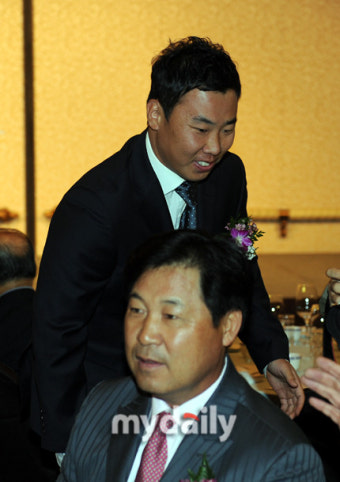 [MD포토]이범호, '우리 감독님은 어디 계실까?'