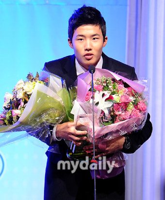 [MD포토] 임찬규 '신인상 먹었어요'