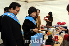 [MD포토]바자회 물품 고르는 김기병 회장과 신정희 사장